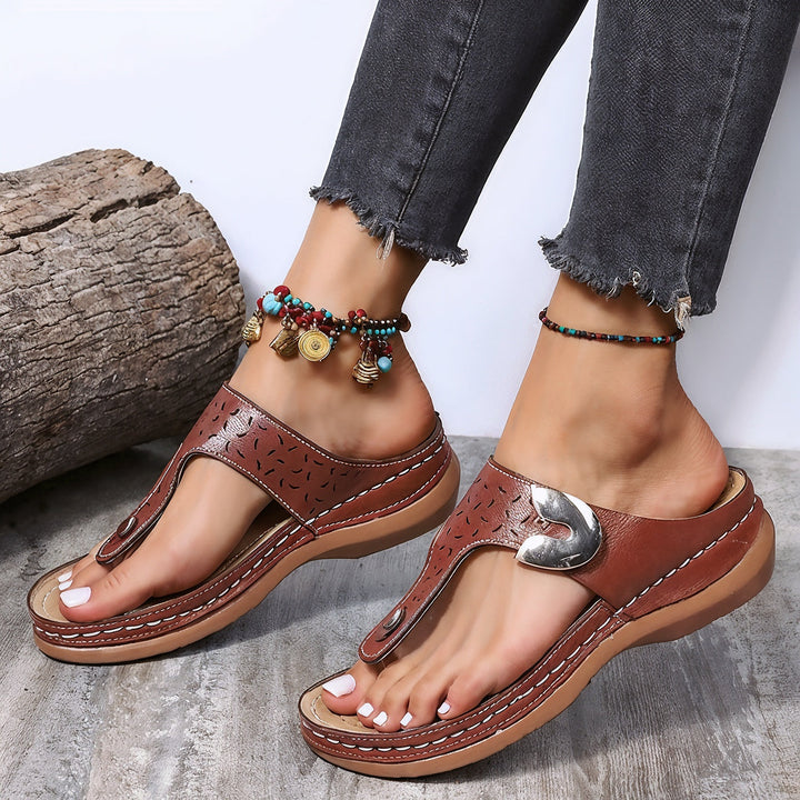 Virella – Tongs Orthopédiques à Talon Wedge avec Accent Métallique