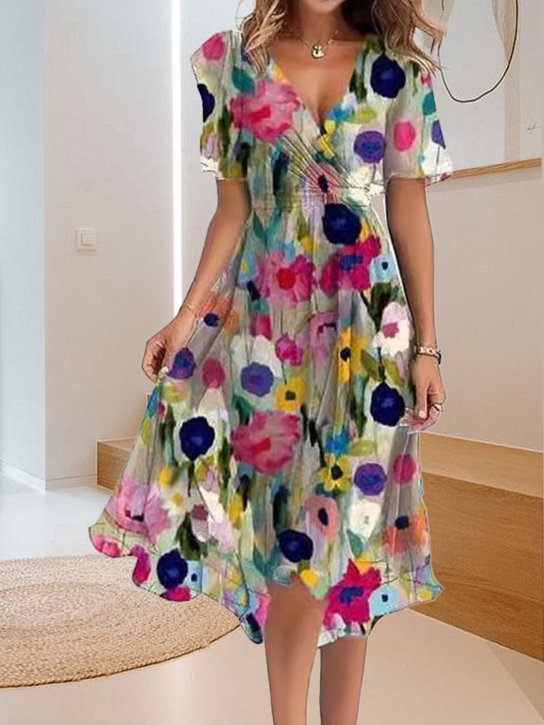 Alicja | Robe décontractée avec impression simple et décolleté en V