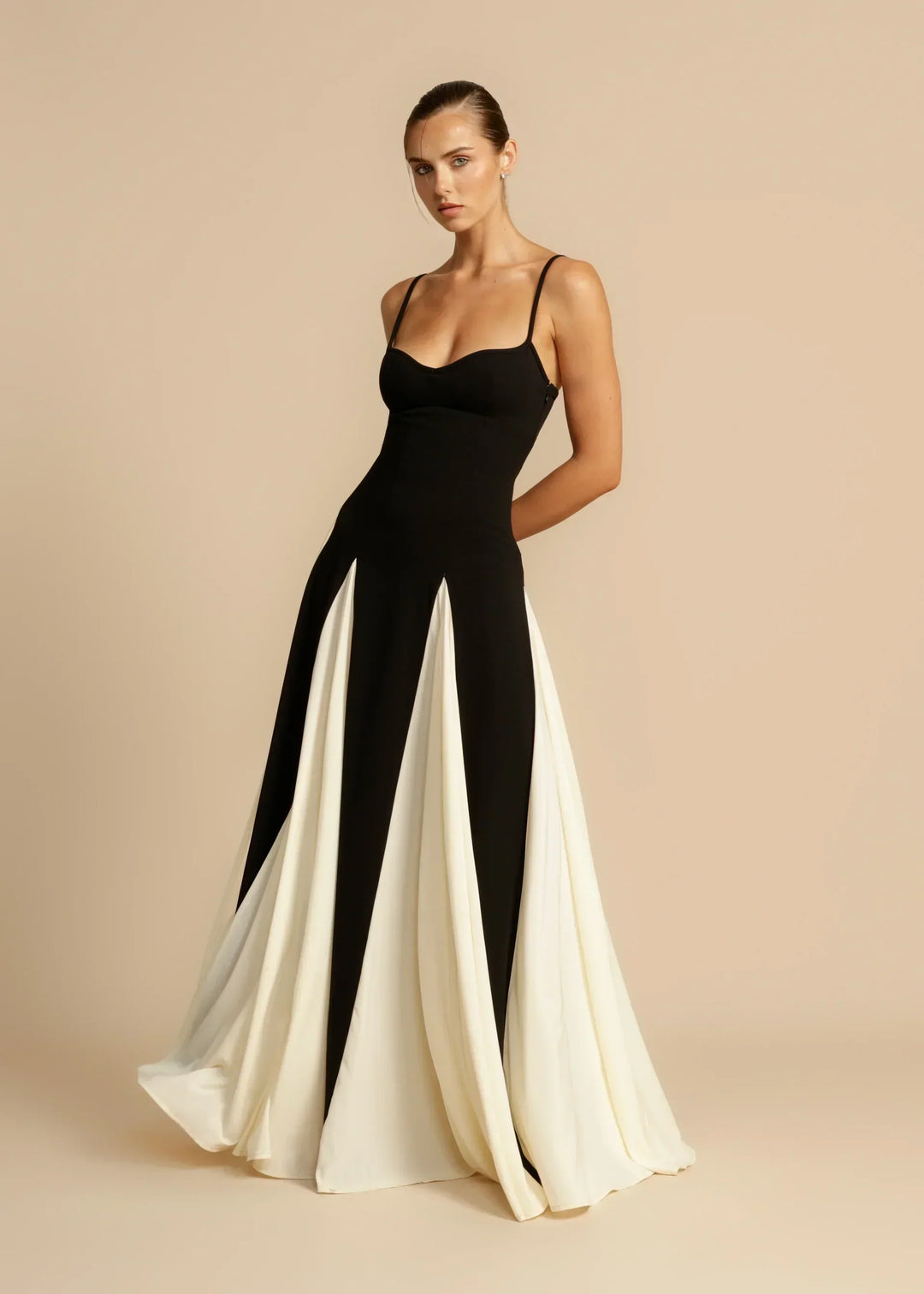 Celina | Robe maxi intemporelle en noir et ivoire